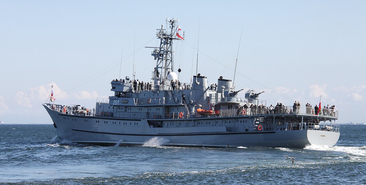ORP Wodnik w morzu, z załogą na pokładach