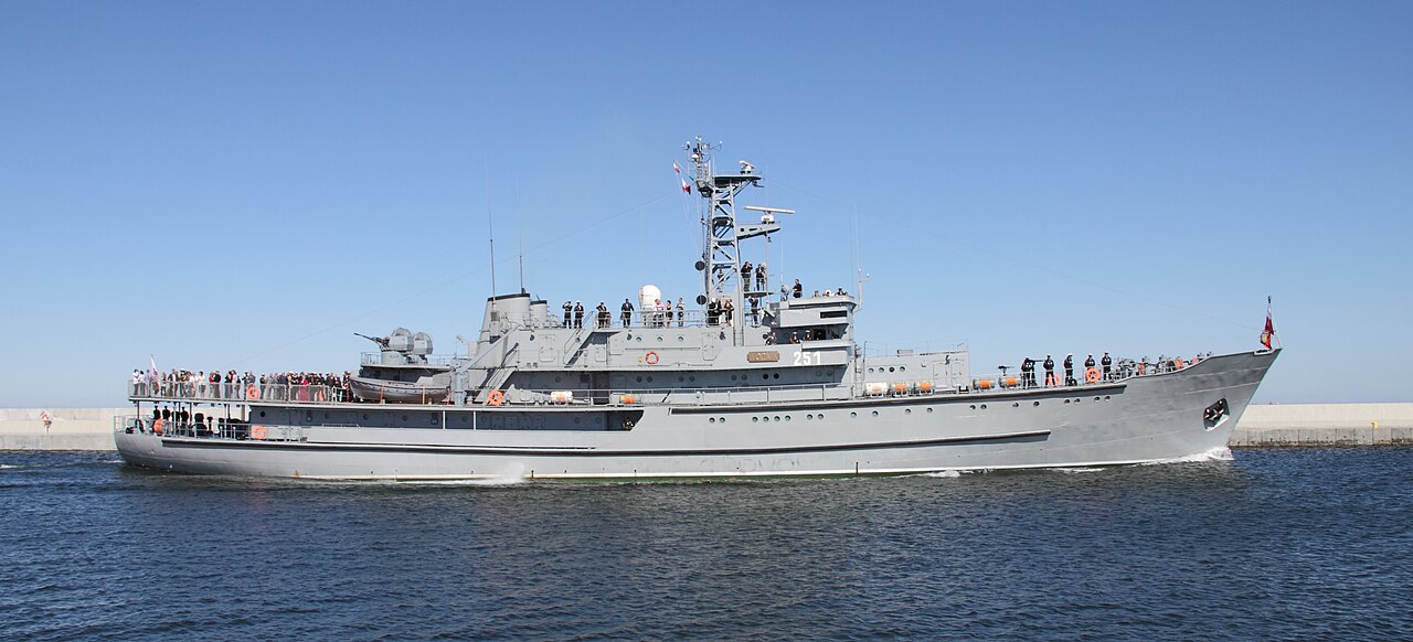 ORP Wodnik płynący wzdłuż falochronu