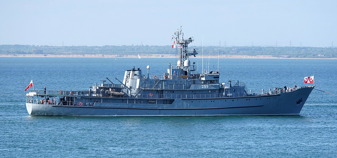 ORP Wodnik w pełnym profilu, z numerem burtowym 251