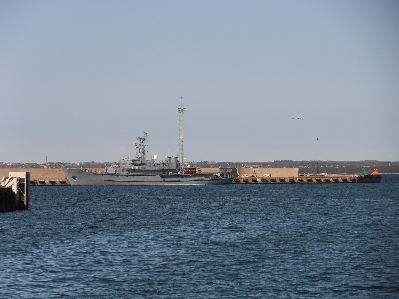 ORP Wodnik zacumowany przy nabrzeżu